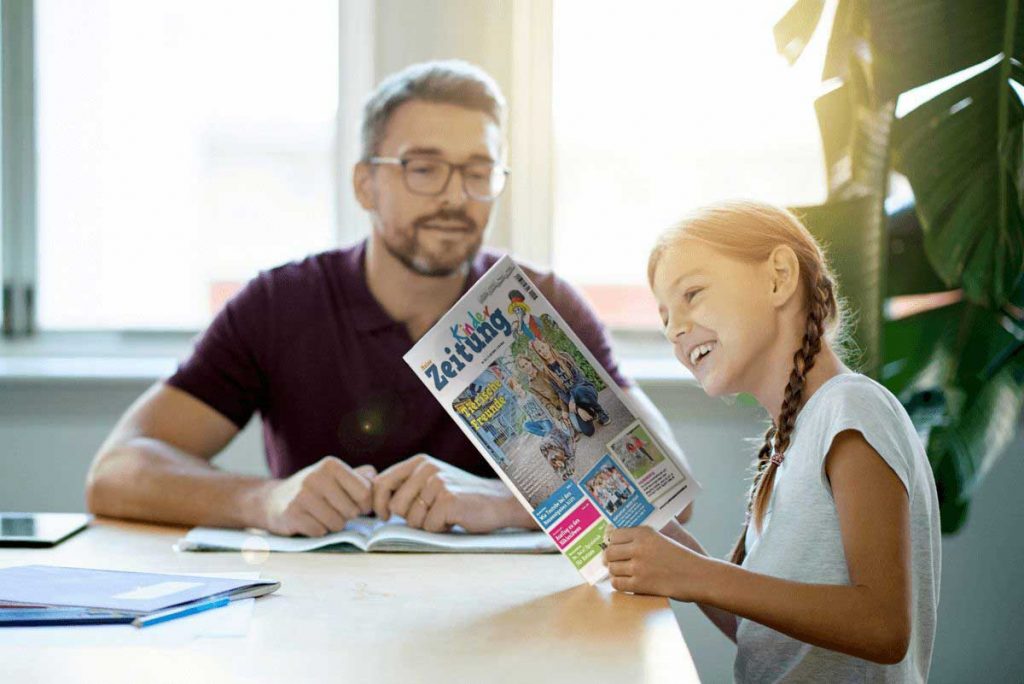Mädchen mit Kinderzeitung